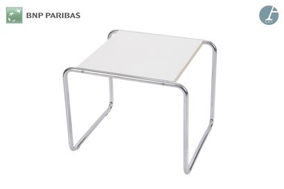 null Small side table,
chromed metal tube base, white melamine top.
Stains and scratches,

H...