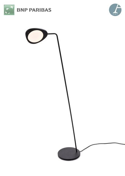null Marque MUUTO,
modèle Leaf Flow Lamp,
Lampadaire en aluminium laque noir. Interrupteur...