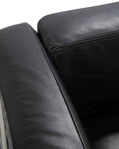 null After LE CORBUSIER,
Black leather sofa, chromed metal base

H : 70cm - W : 175cm...
