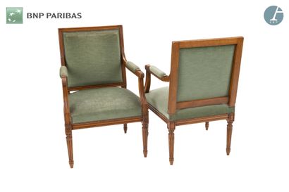 null Pair of armchairs in natural wood molded and carved. The upholstery in green...