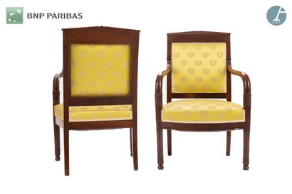 null Pair of armchairs in natural wood and mahogany veneer. The back with table with...