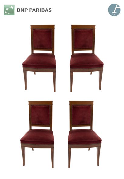 null Suite de quatre chaises en bois naturel mouluré et sculpté, dossier carré, garniture...