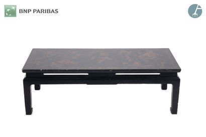 null Table basse en bois laqué noir à décor de paysage animé sur le plateau, dans...