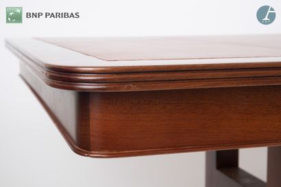 null Grande table en bois naturel mouluré et sculpté, le plateau de forme rectangulaire...