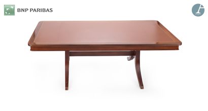 Grande table en bois naturel mouluré et sculpté,...