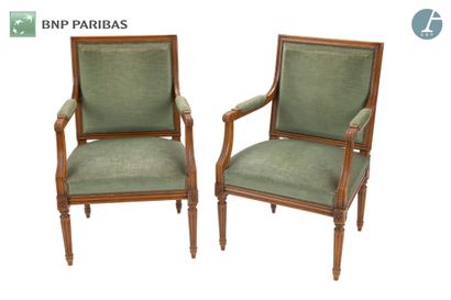 null Pair of armchairs in natural wood molded and carved. The upholstery in green...