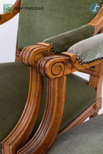 null Suite de quatre fauteuils en bois naturel mouluré et sculpté. La garniture en...