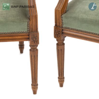 null Pair of armchairs in natural wood molded and carved. The upholstery in green...