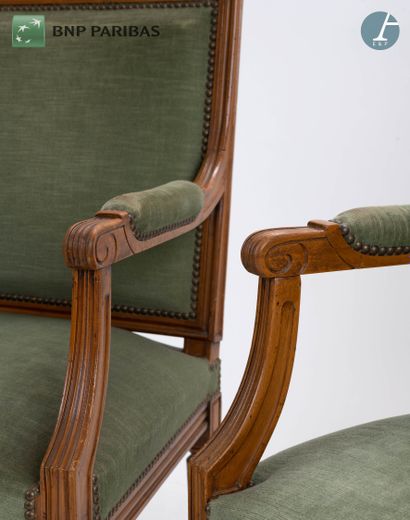 null Paire de fauteuils en bois naturel mouluré et sculpté. La garniture en velours...