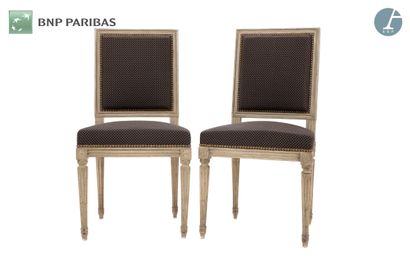 null Pair of chairs in molded wood, carved and lacquered gray. The upholstery in...