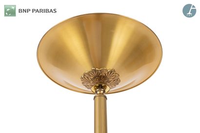 null Floor lamp in gilded brass, the fluted shaft, the cup decorated with acanthus...