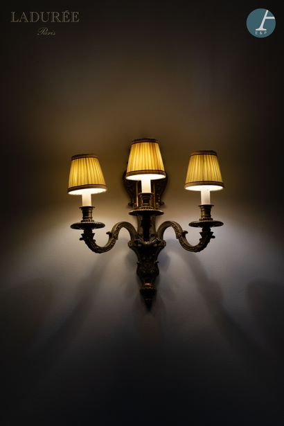 null From the Maison Ladurée - Offices.

Wall lamp in bronze with three arms of light...