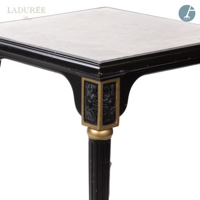 null En provenance de la Maison Ladurée - Salon Paeva.

Paire de tables en bois mouluré...