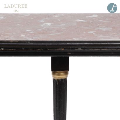 null En provenance de la Maison Ladurée - Chocolaterie

Une grande table en bois...