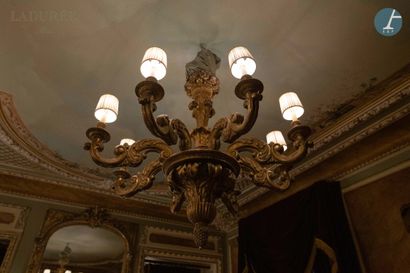 null En provenance de la Maison Ladurée - Salon Paeva.

Important lustre en bois...