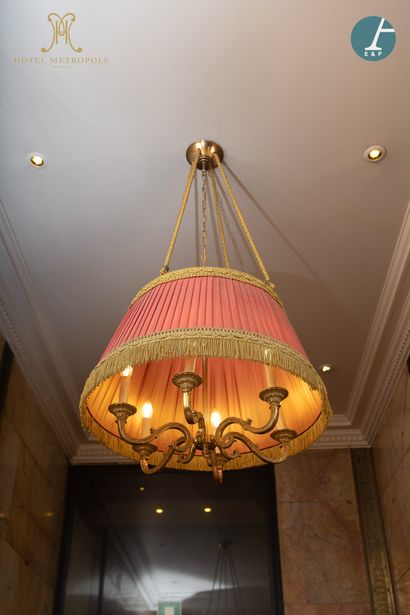 null From the hallway of the Bar Le 31 of the Metropole Hotel (Brussels). 
Chandelier...