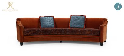 null From the reception of the Hotel Metropole (Brussels):
Rounded bench, square-section...