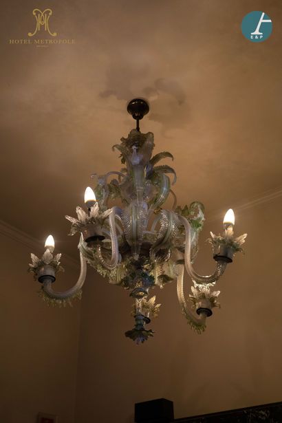 null From the Bar Le 31 of the Metropole Hotel (Brussels) :
Large chandelier with...