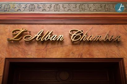 null From the Salon Alban Chambon of the Hotel Metropole (Brussels):
Italic letters...