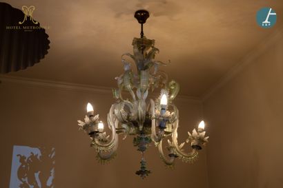 null From the Bar Le 31 of the Metropole Hotel (Brussels) :
Large chandelier with...