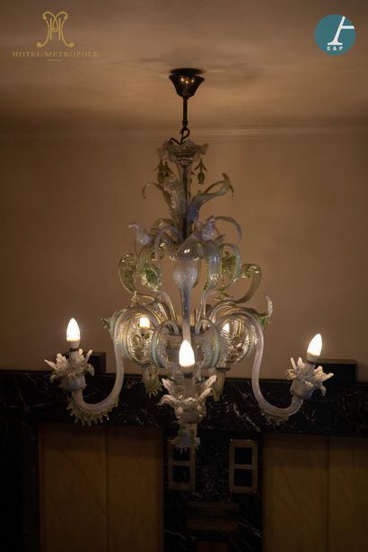 null From the Bar Le 31 of the Metropole Hotel (Brussels) :
Large chandelier with...