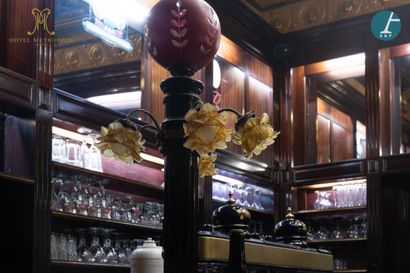 null En provenance du Café Métropole (Bruxelles) :
Meuble de bar en trois parties...