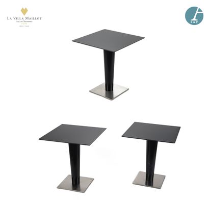 null Set of three tables, square top in black composition, resting on a central tubular...