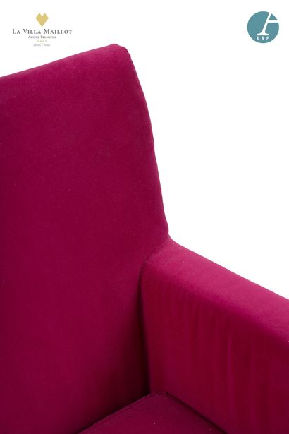null Paire de fauteuils entièrement garnis de velours rose fuchsia, dossiers et accotoirs...