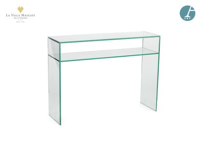 null Console en verre transparent à deux plateaux superposés.
H : 75 cm. - L : 100...