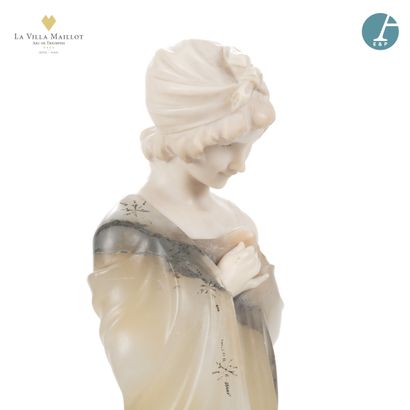 null P. SARCHI. (XXe siècle)
Jeune femme drapée. 
Groupe sculpté, le buste en marbre...
