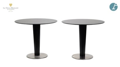 null Lot de deux tables en métal laqué noir, plateau circulaire, reposant sur un...