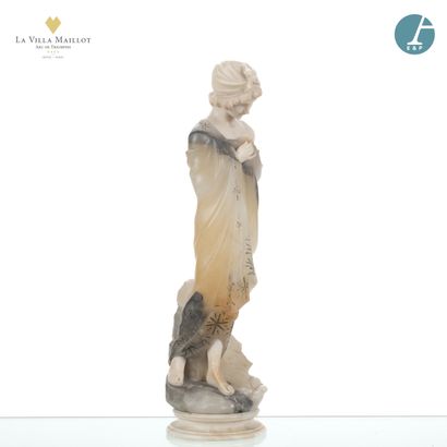 null P. SARCHI. (XXe siècle)
Jeune femme drapée. 
Groupe sculpté, le buste en marbre...