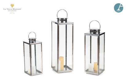 null Set of three chrome-plated metal lanterns.
H. 65 cm. - 77 cm. - 90 cm.