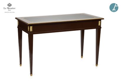 null From Hôtel Le Meurice.
Flat desk in mahogany-stained wood, the rectangular top...