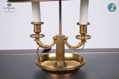 null En provenance de l'Hôtel Le Meurice.
Lampe bouillotte en métal doré à deux bras...