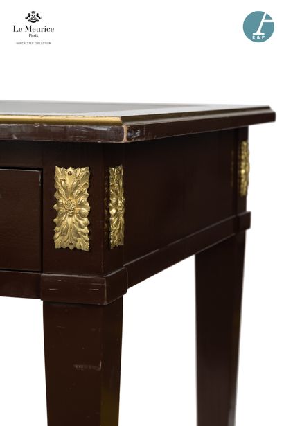 null From Hôtel Le Meurice.
Flat desk in mahogany-stained wood, the rectangular top...