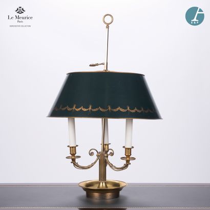 null En provenance de l'Hôtel Le Meurice.
Lampe bouillotte en métal doré à trois...