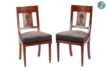 null Pair of chairs in mahogany and mahogany veneer, openwork back with central crosspiece...