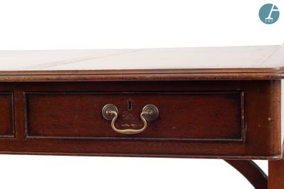 null Large flat desk in mahogany and mahogany veneer, gilded brass ornamentation,...