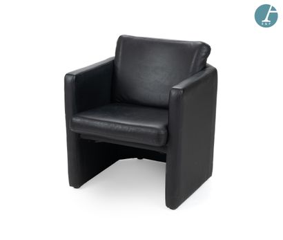 null Black leather upholstered armchair.
Used condition. Scratches and scuffs. Stains....