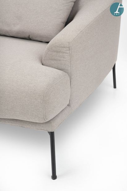 null TACCHINI
Armchair in grey fabric with cushion, Montevideo collection.
H: 77cm...