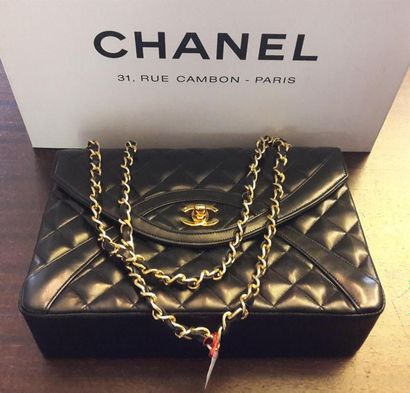 null CHANEL, SAC Jumbo en cuir agneau matelassé noir, fermoir en laiton doré siglé...