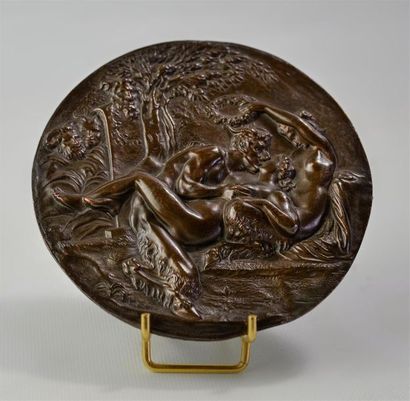 null [CURIOSA] MEDAILLON représentant une bacchanale avec satyres et nymphes. Bronze...