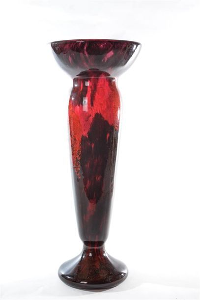 null DAUM NANCY France. Grand vase en verre double à col évasé, teinté rouge et paillon...