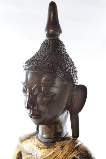 null [CHINE] Bouddha en méditation dans un lotus. Bronze à patine verte rehaussée...