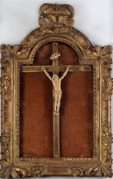 null CHRIST en Croix en ivoire, doigts cassés dans un cadre en bois et stuc doré....