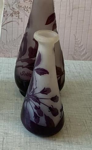 null Etablissement GALLE. Vase en verre doublé à décor végétal et fleurettes violets...