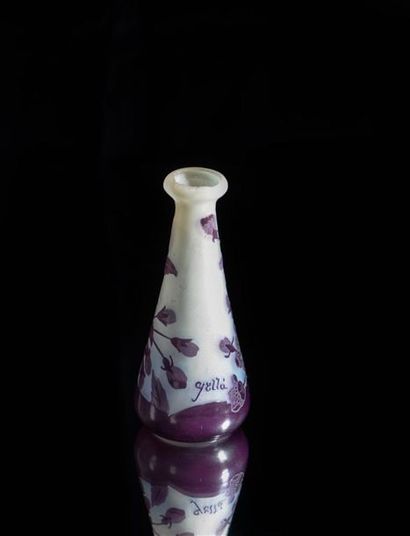 null Etablissement GALLE. Vase en verre doublé à décor végétal et fleurettes violets...