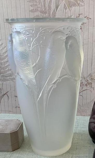 null René LALIQUE. Vase modèle " Ceylan " dit aussi " Huit perruches " en verre pressé-moulé...