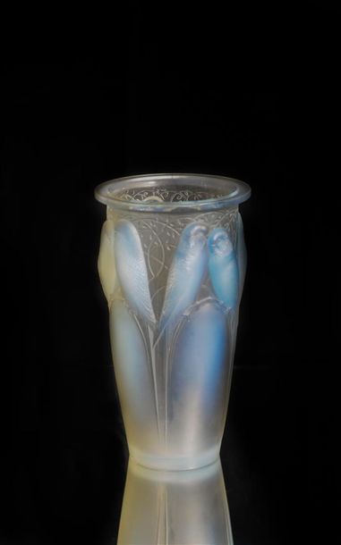 null René LALIQUE. Vase modèle " Ceylan " dit aussi " Huit perruches " en verre pressé-moulé...